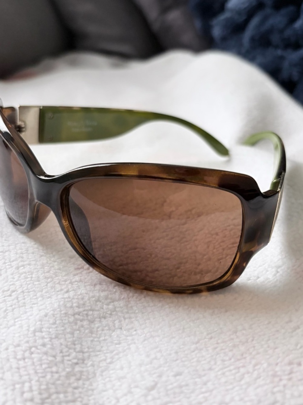 Vera Wang Brown Tortoiseshell Women's Sunglasses - Olive Temples - Picture 8 of 9